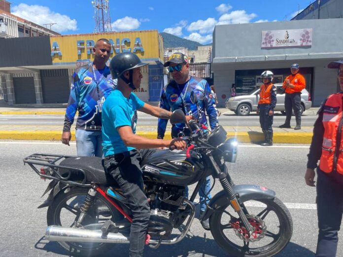 Los motorizados debe usar el casco y además llevar consigo los documentos tanto de la moto como personales