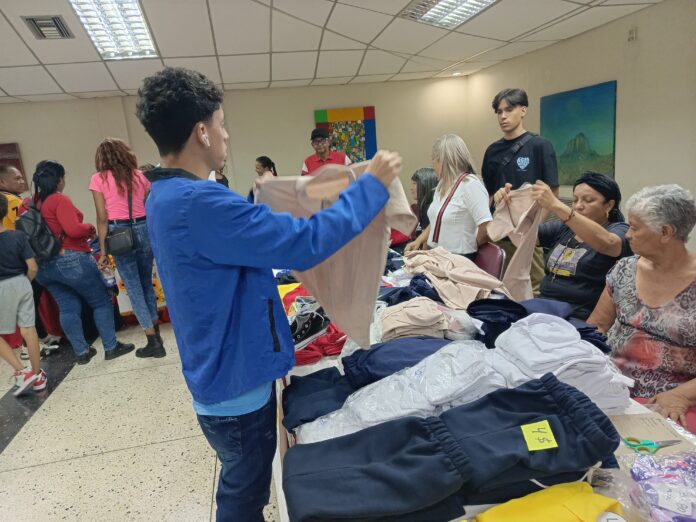 Los uniformes que se venden en la feria son realizados por emprendedores locales