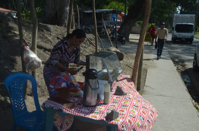 Marilin vende unas empanadas junto a su esposo en San Felipe