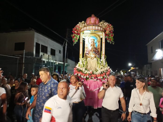 Luego de la eucaristía sacaron en procesión a la imagen de la Virgen de Coromoto las calles y avenidas de Marín