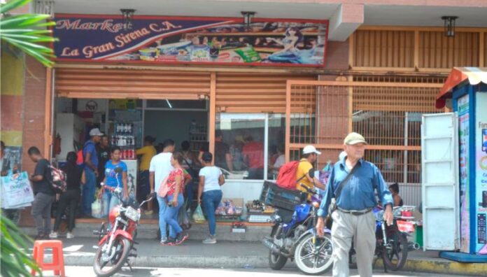 La moneda nacional comenzó progresivamente a perder su función como medio de cambio. El repentino aumento de la tasa de cambio del dólar en el mercado informal está dificultando las transacciones comerciales. Algunos comerciantes presentan ofertas si se paga en divisas o de plano se niegan a cobrar con la tasa del BCV. La diferencia entre la tasa oficial (Bs. 36,58) y del informal (Bs. 44,5) supera el 20%, y hay tendencia al alza