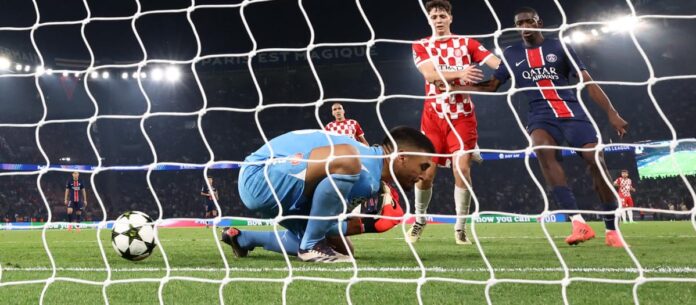 Paulo Gazzaniga se le escapa el balón de entre las piernas 90’