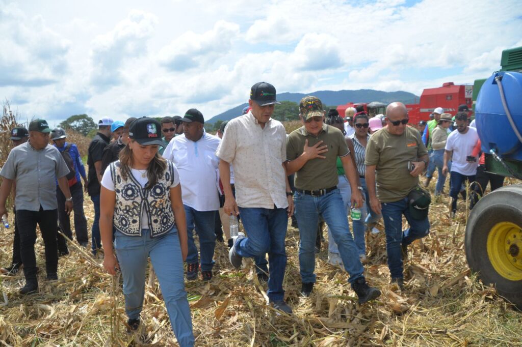 Se debe ir migrando en el país para asegurar una producción óptima y rentable, dijo el ministro Fernández