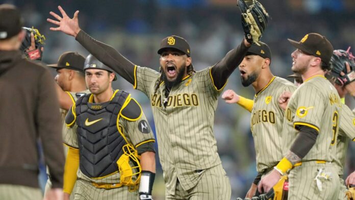 Padres celebran el triple-play histórico que les dio el triunfo