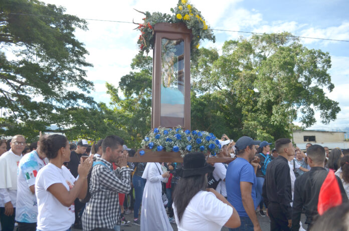 La comunidad religiosa se prepara con mucha devoción