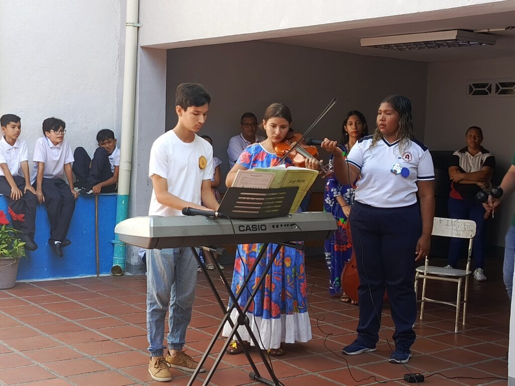 A través del canto los estudiantes presentaron la cultura de las diferentes regiones