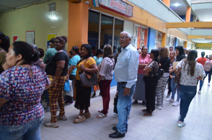 Acudieron la mañana de este lunes #28oct para ver que pasó con sus pagos