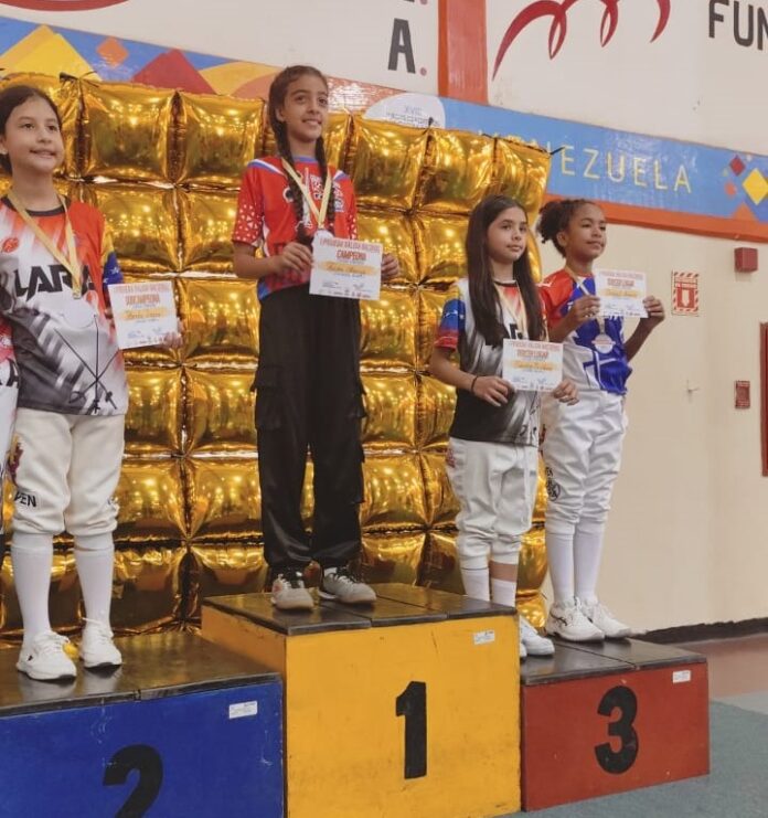 Aranza Rojas se ubicó en primer lugar y Anmary Carabalí bronce en espada femenina A