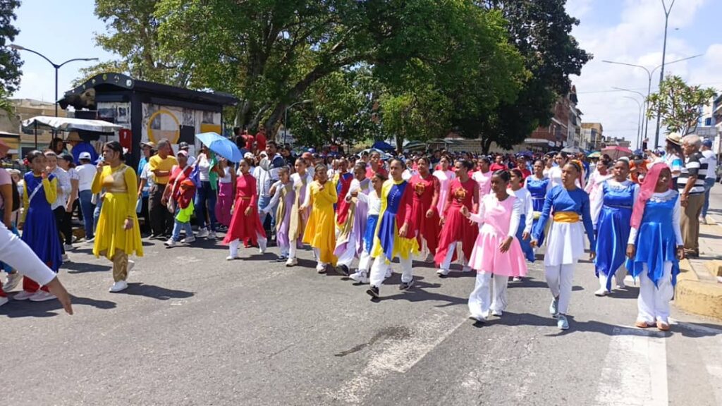 Con cantos y bailes los niños se sumaron en esta movilización de fe