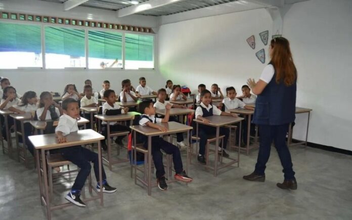 El ministro Rodríguez insiste en llamar a los docentes jubilados a reintegrarse a las aulas