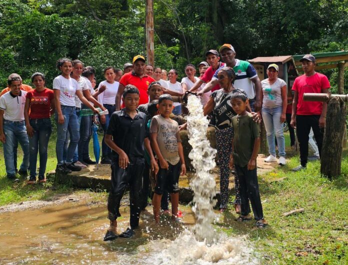 El acueducto fue puesto en funcionamiento con la asistencia de habitantes de las zonas atendidas