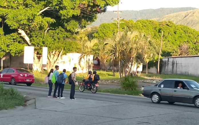 En horas de la mañana los estudiantes deben esperar por varios minutos para poder pasar la carretera