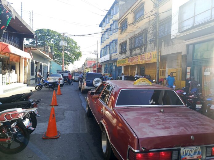 Vehículos transitan por vías alternas