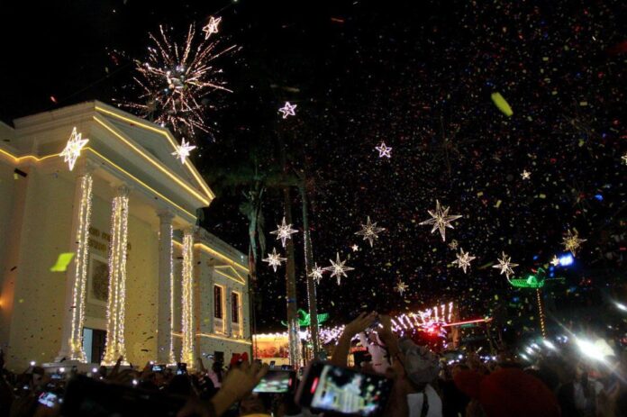 El encendido de luces atrajo la atención de gran cantidad de personas