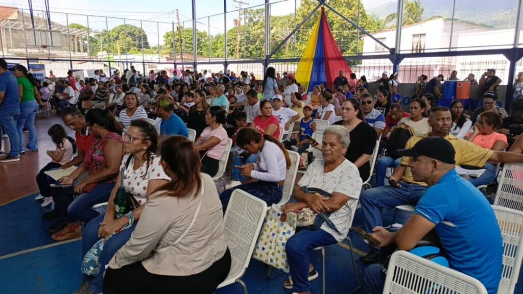 Las personas interesadas llegaron a la cancha techada de Zumuco desde la madrugada de este viernes