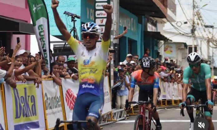 Llegada del sprint masivo con Roniel Campos a la cabeza