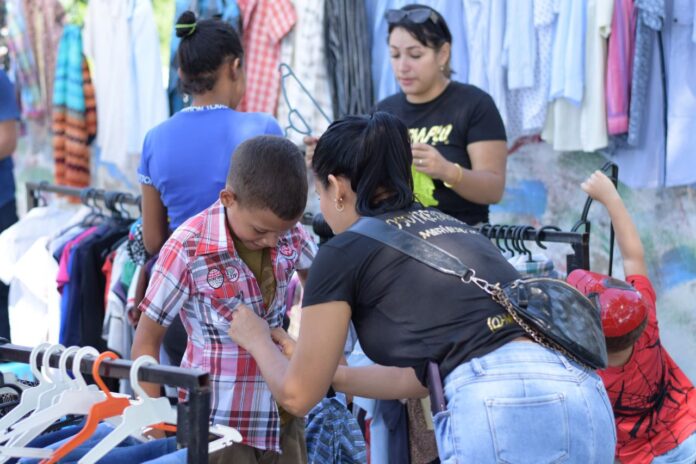 Los niños escogieron la ropa y calzado que más les gustó