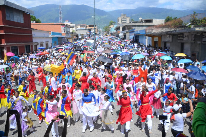 La comunidad cristiana se unió para llevar un mensaje de paz