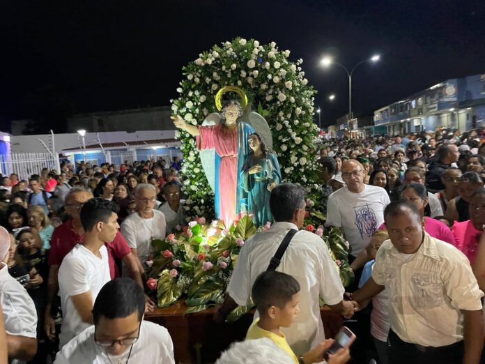 El pueblo acompañó a la imagen durante su recorrido