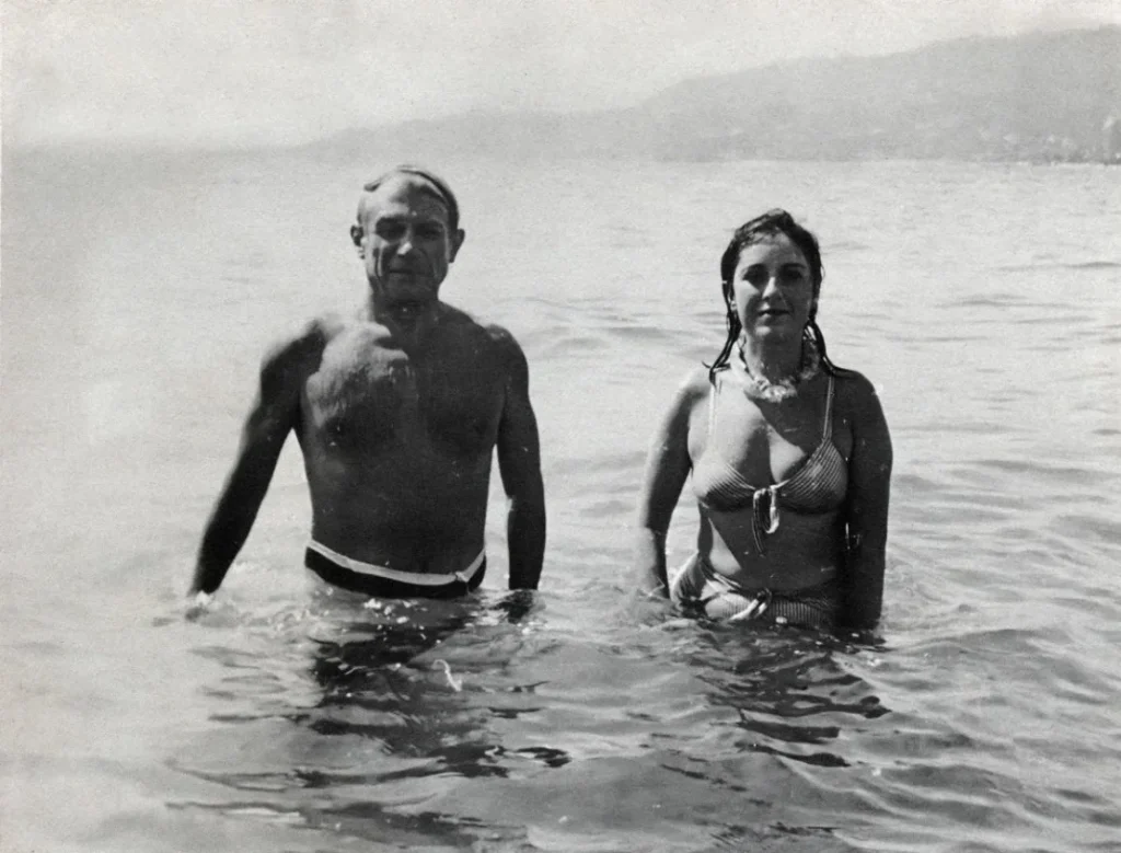 Pablo Picasso (izquierda) y Dora Maar (derecha) en Golfe-Juan, Francia, en 1937