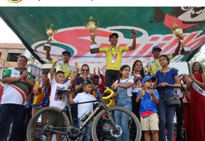 Podio de la Vuelta donde Roniel aparece en el segundo peldaño