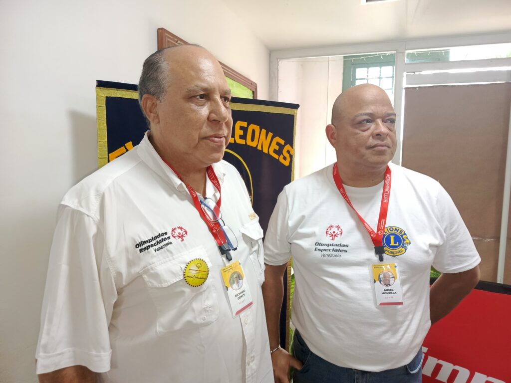 Richar Genty, presidente del programa Olimpiadas Especiales junto a Ángel Motilla, presidente del Consejo de Gobernador del Club de Leones de Venezuela