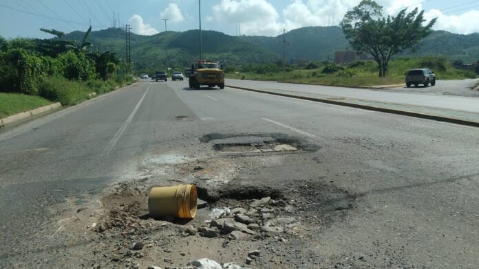 Los choferes se enfrentan a huecos, baches, hundimientos, falta de asfalto en kilómetros de vías, grietas y puentes caídos Foto referencial (Diario El Tiempo)