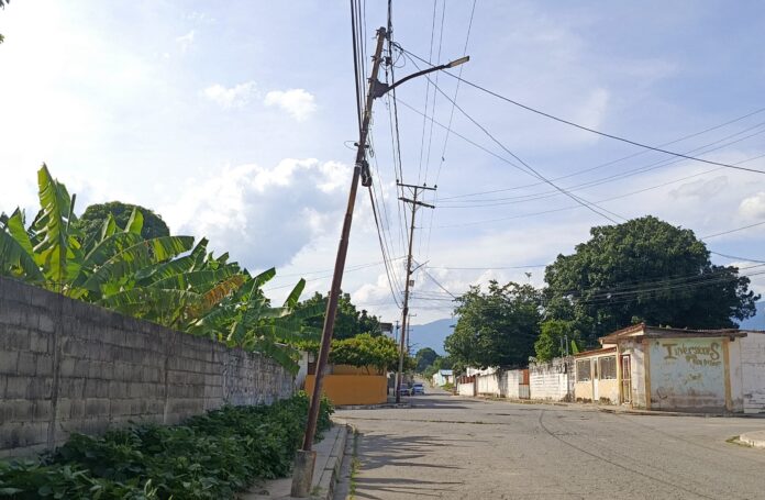 En la calle principal se aprecia el mal estado los postes