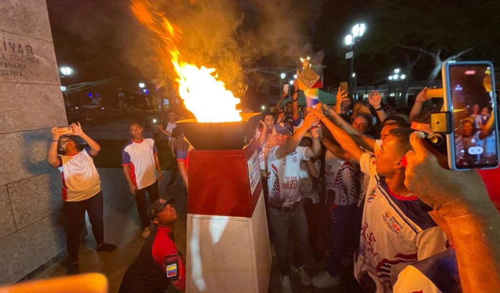 El gobernador Julio León junto a los atletas encendió el pebetero