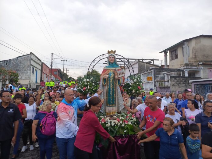 La patrona de la familia estuvo acompañada por la imagen de San Rafael Arcángel