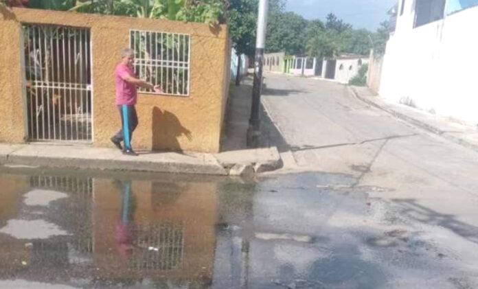 Vecinos dicen que lo peor es estar en sus viviendas y percibir los malos olores