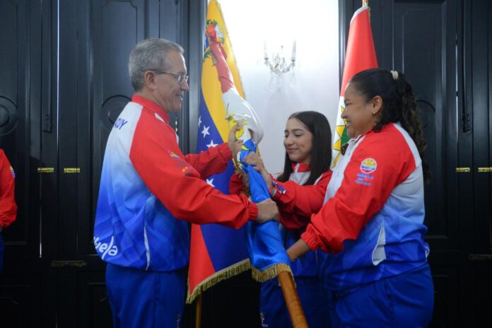 Las atletas yaracuyanas Naibys Morillo (campeona paralímpica) y Andrea León (gimnasia aeróbica) recibieron de manos del gobernador el estandarte local