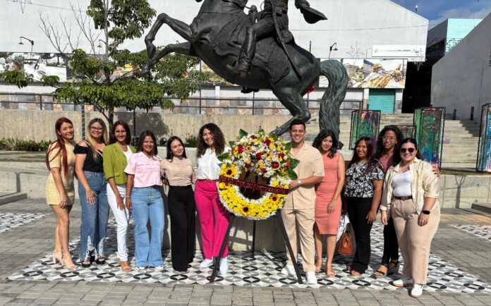 Carla Avendaño, presidenta del colegio, durante la ofrenda floral acompañada de los profesionales en Yaracuy