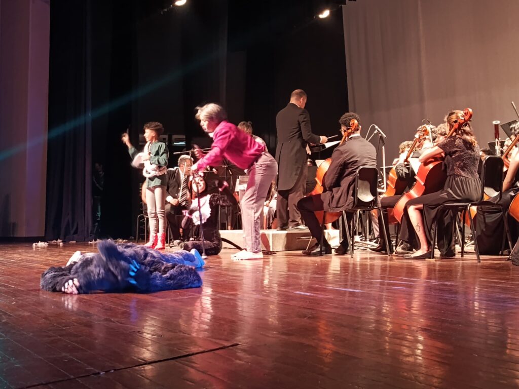 Danzas Etnia junto con la Filarmónica presentaron un trabajo impecable la noche de este jueves