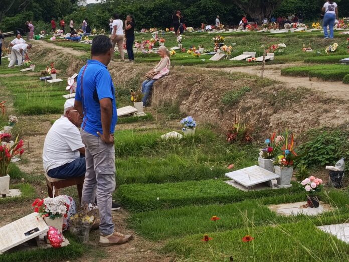 Desde muy temprano las personas se acercaron a los diferentes cementerios para recordar a sus familiares