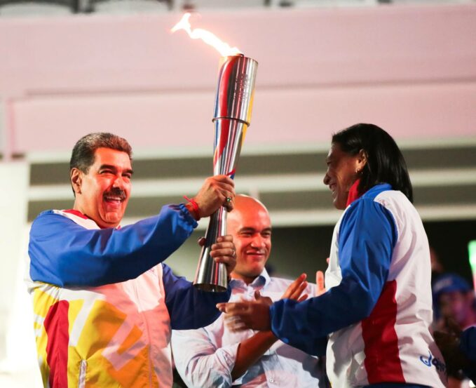 El Mandatario nacional recibió la antorcha