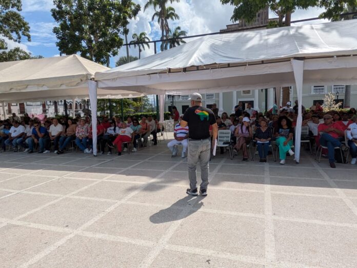 Estuvieron debatiendo en la Plaza Bolívar