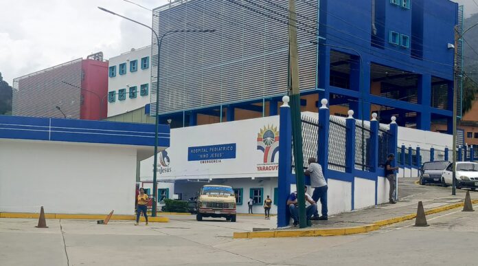 Al pequeño lo atienden en la Unidad de Caumatología del Hospital de niños de San Felipe