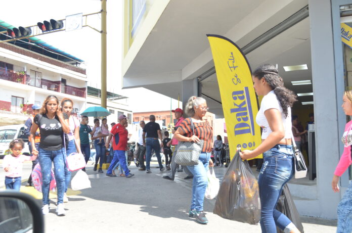 Varias tiendas colocaron sus carteles con los descuentos