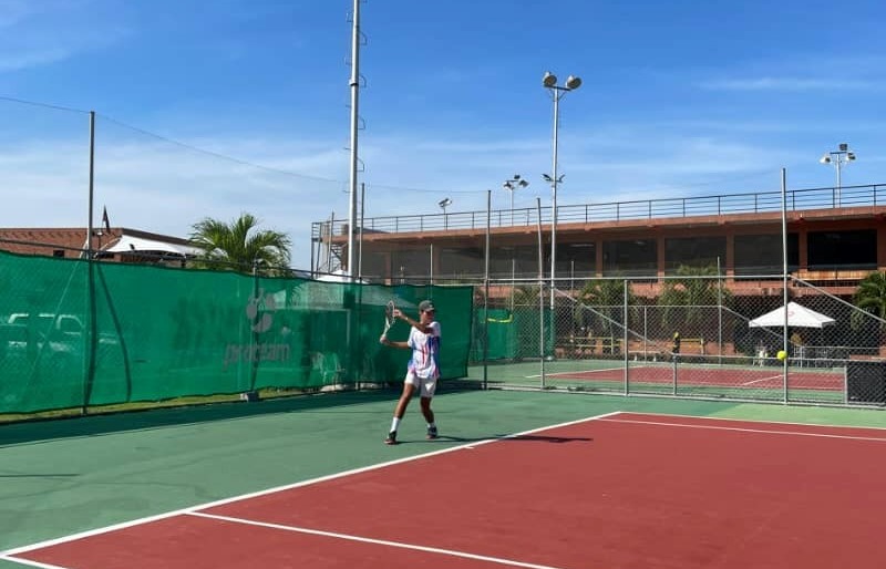 En tenis los atletas yaracuyanos José Lorenzo y Oscar Martínez ganaron sus dos primeros duelos