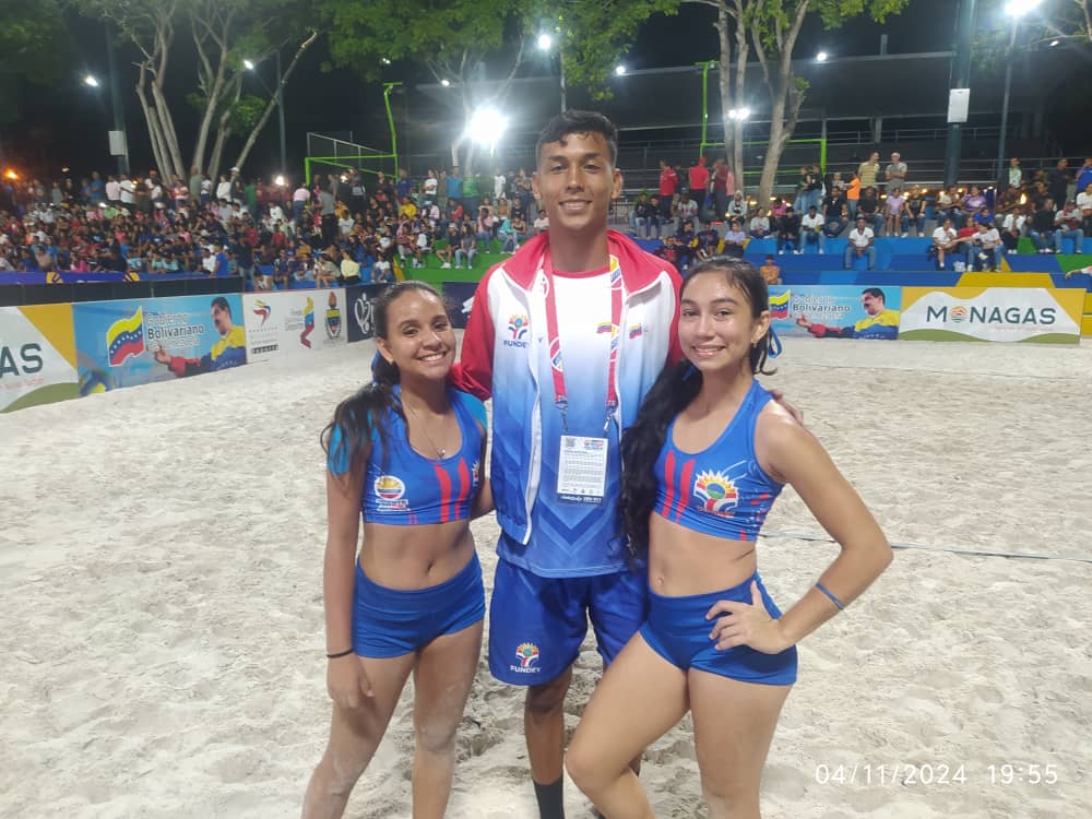 Equipo de voleibol de playa en el Complejo de Arena de Maturín