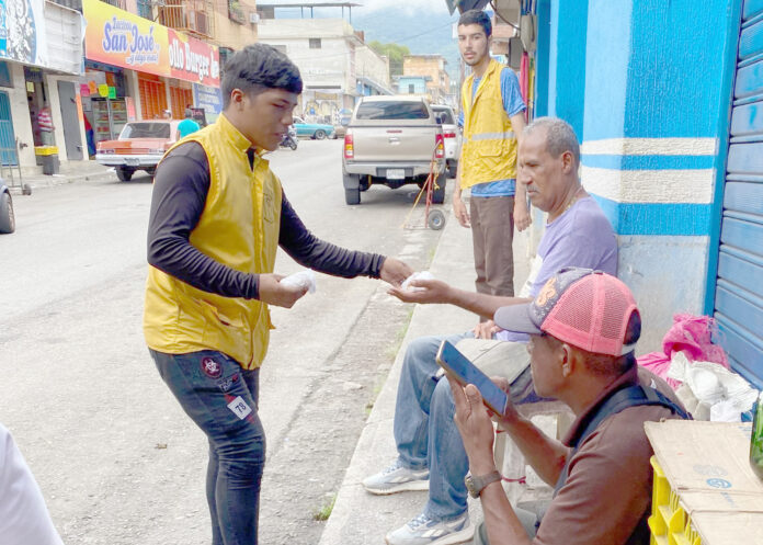 En varios puntos de la ciudad regalaron las arepitas