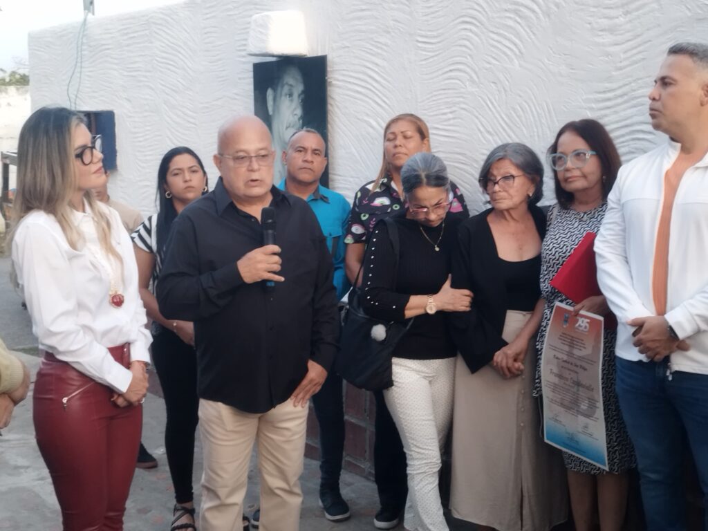 Familiares del periodista se mostraron agradecidos por el homenaje