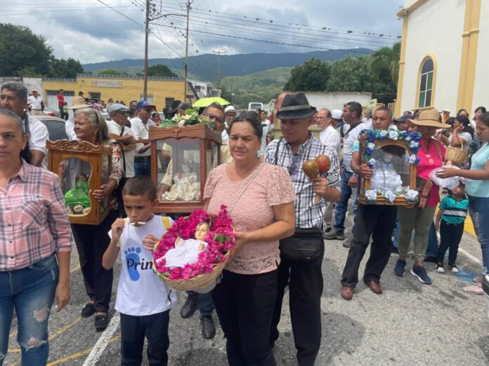 La imagen salió en procesión hasta la capilla Santa Inés del Monte