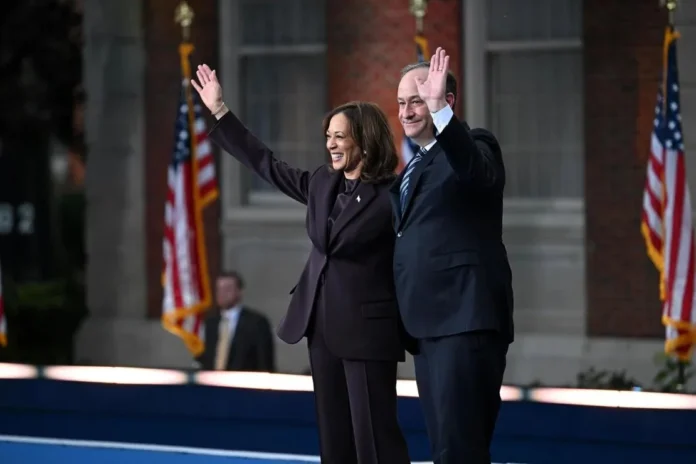 La vicepresidenta Kamala Harris y el segundo caballero Doug Emhoff en la Universidad Howard en Washington el miércoles 6 de noviembre de 2024