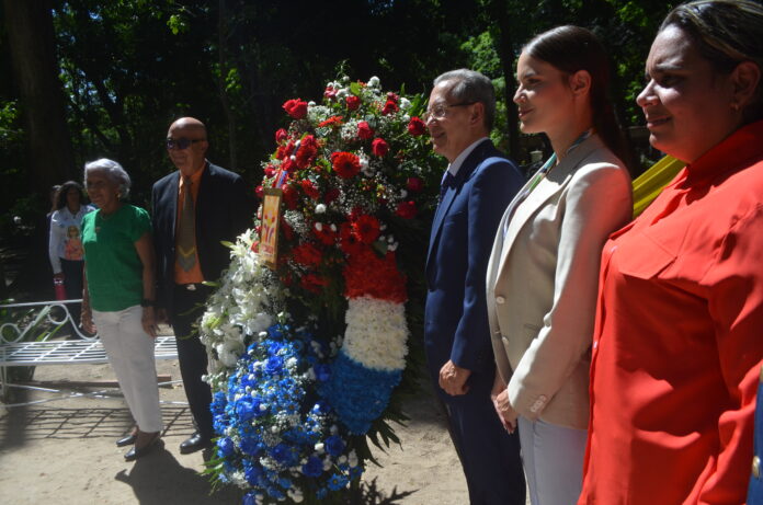 Las autoridades realizaron ofrendas florales