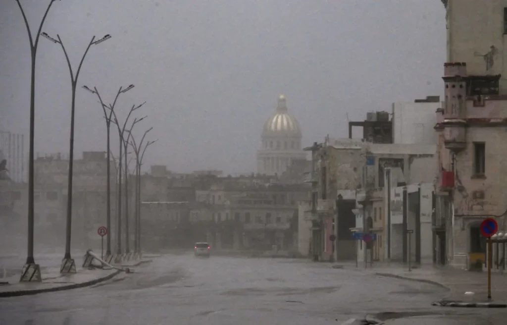 Las calles vacías se ven en la imagen después de que el huracán Rafael tocara tierra en La Habana el 6 de noviembre de 2024