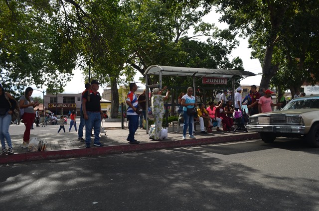 Las paradas estaban llenas de usuarios esperando vehículos