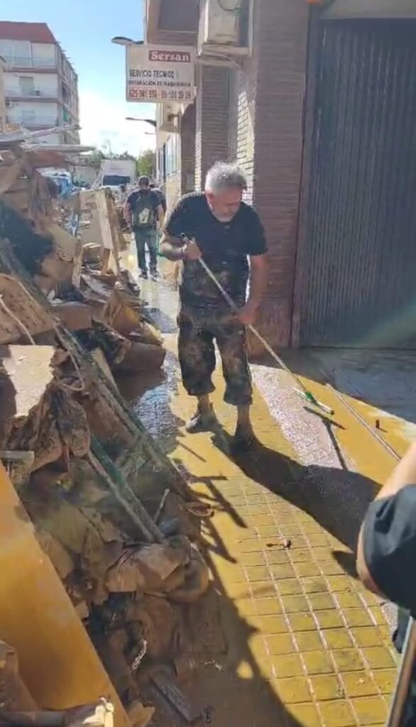 Leonel Hernández ha sido uno de los que salió a las calles a ayudar