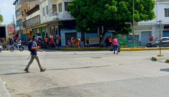 Los hampones rondan la zona comercial y esperan el momento indicado para hurtar